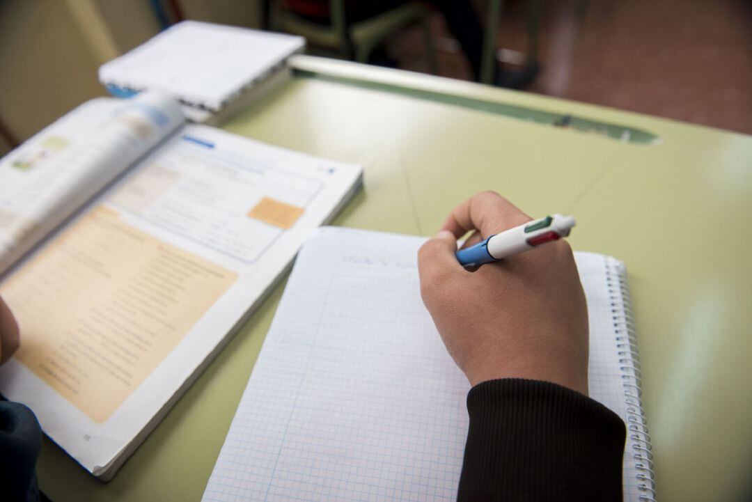 Un joven en una clase.