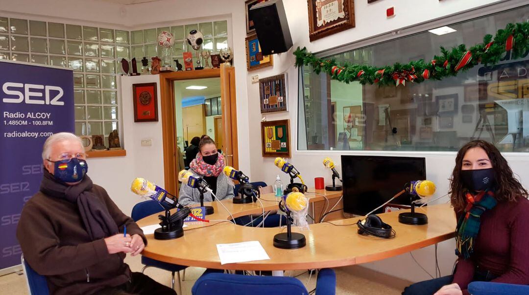 Paco Aznar junto a Mar Fernández y Blanca Perera en el estudio de Radio Alcoy