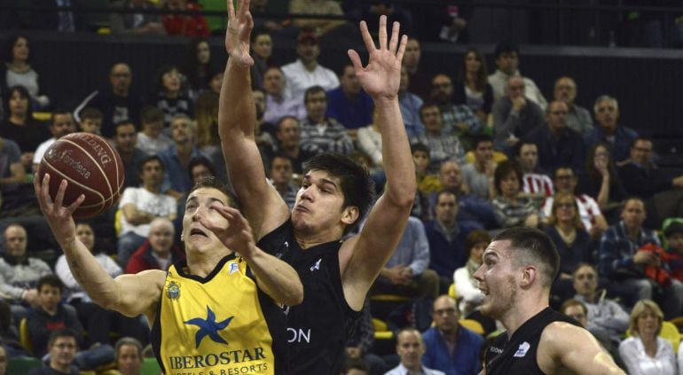 GRA384. BILBAO, 18/04/2015.- El jugador del Ibesrostar Tenerife Richotti (i) entra a canasta ante Marko Todorovic (c), de Bilbao Basket, durante el partido de la Liga ACB disputado esta tarde en Bilbao. EFE/Miguel Toña