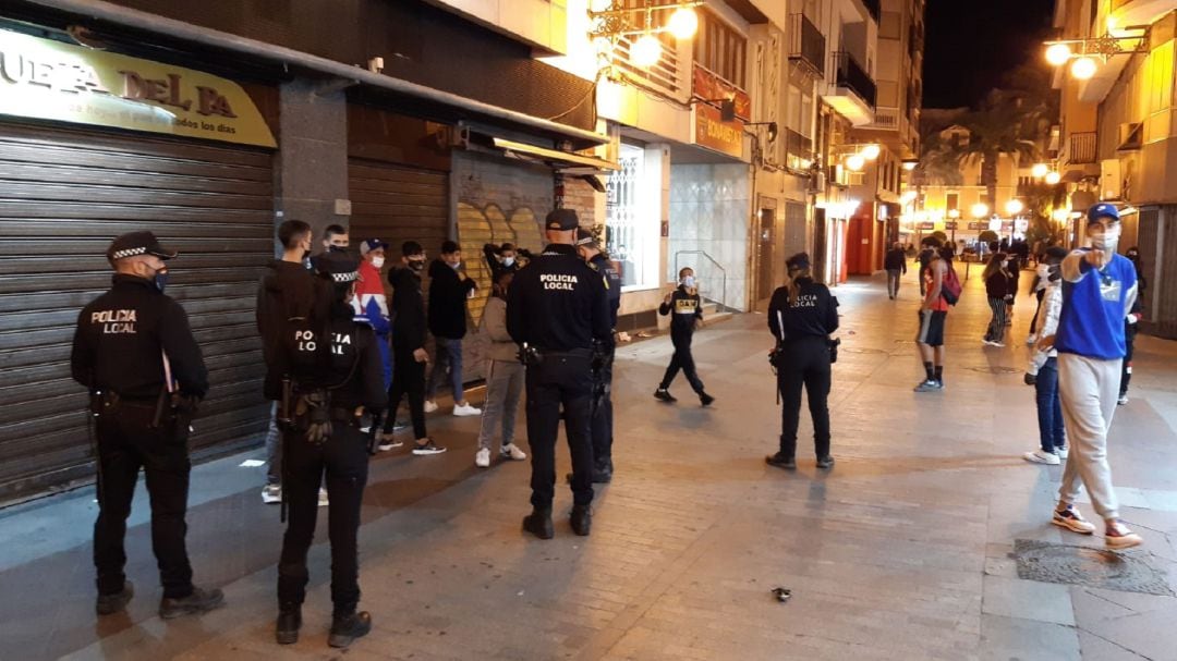 Dospositivo de la Policía Local en Elche por Halloween