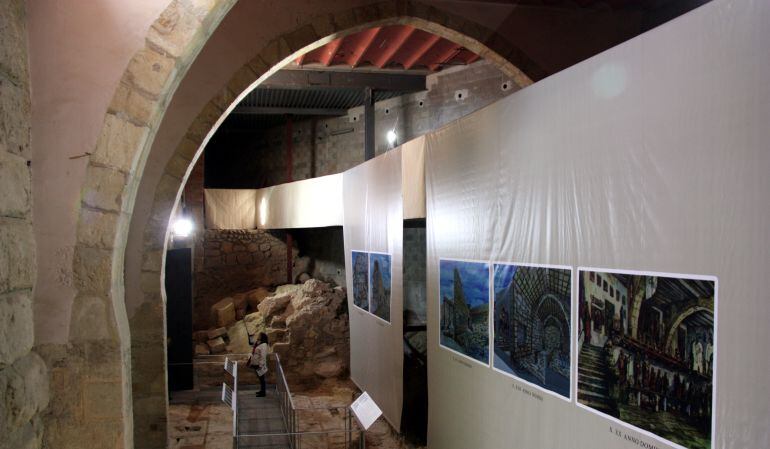 Pla general de la sala de l'exedra romana del segle I, que estava sota les naus de la catedral de Tarragona, i de plafons que plasmen l'evolució que ha experimentat l'estança al llarg dels segles,