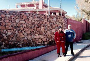 Isabel Rodríguez frente a la casa de Jose Antonio Monago en Badajoz