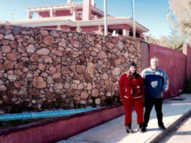 Isabel Rodríguez frente a la casa de Jose Antonio Monago en Badajoz