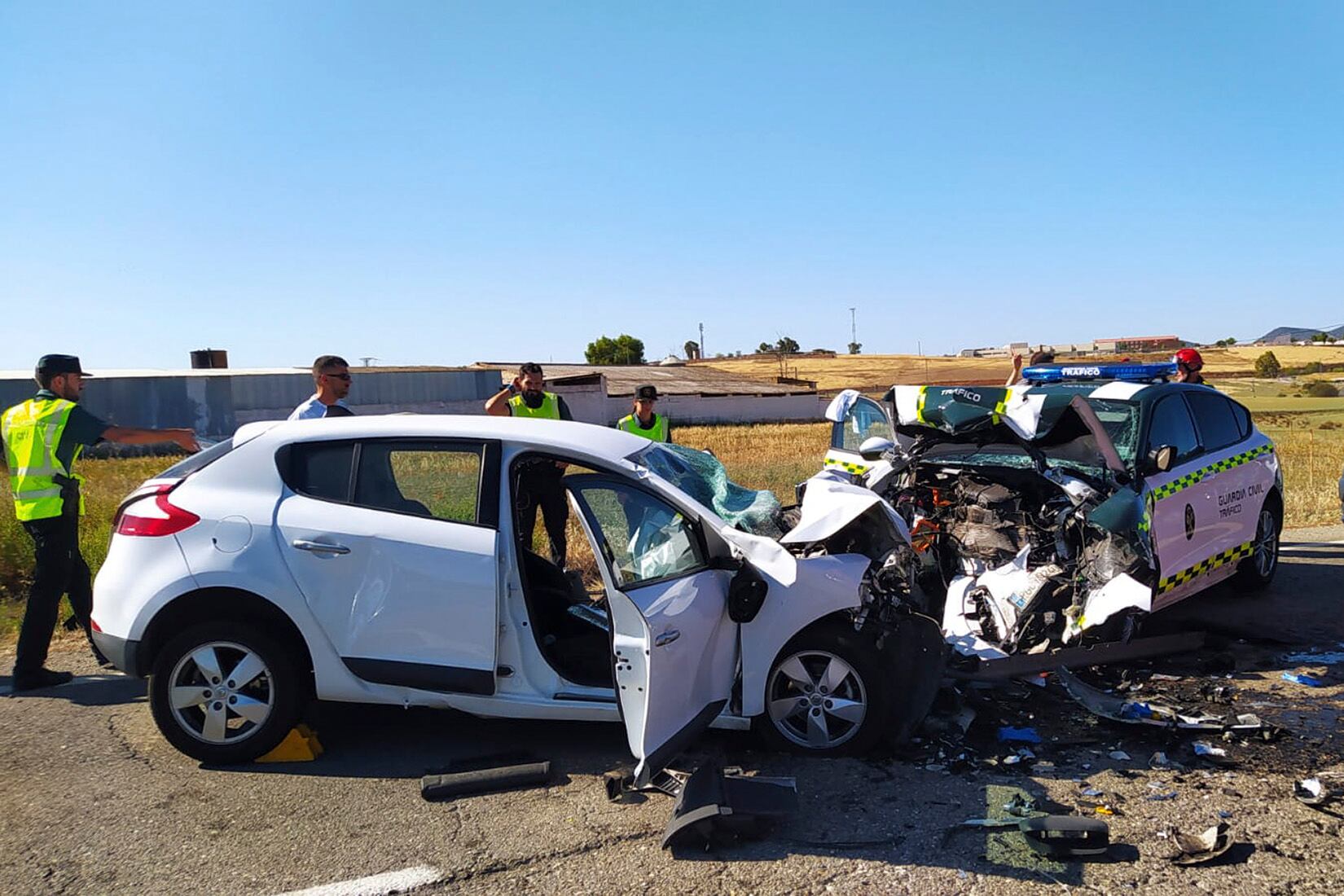 Dos guardias civiles han resultado heridos graves este sábado en la A-449 en Peñarroya / EFE