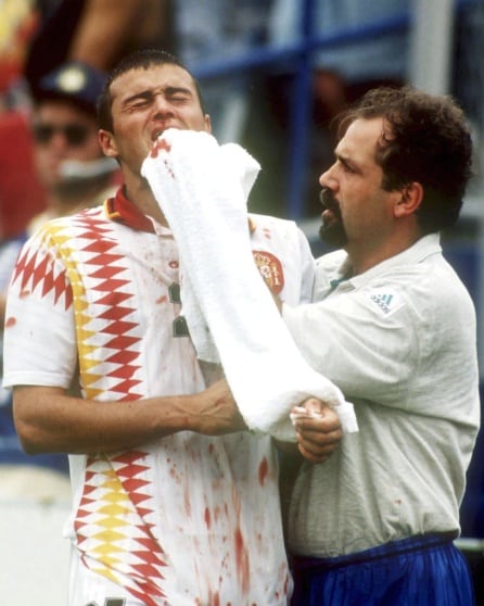 Luis Enrique siendo atendido tras el golpe que recibió contra Italia en el Mundial de 1994