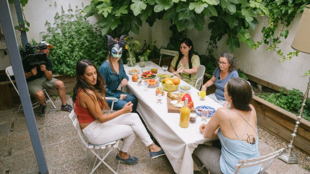 En la fotografía, en sentido izquierdo: Kali Sudhra, Víctor Benavides (Op. Cámara), Laura Lux, María Riot, Marijose Barrera y Carolina Clemente. 