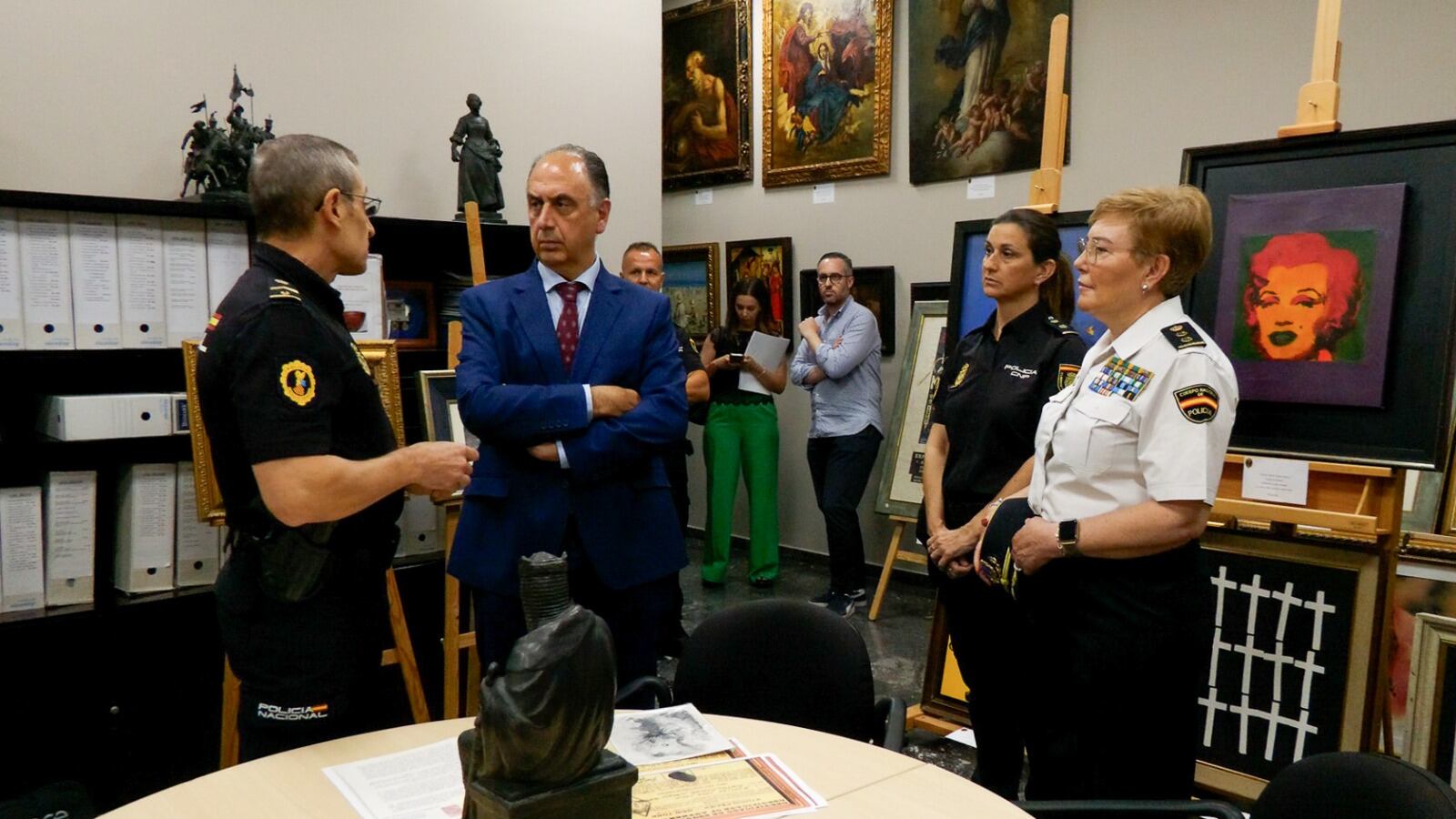 La Policía de la Generalitat ha intervenido 41 obras falsas de pintores como Joaquín Sorolla, Salvador Dalí, Andy Warhol, Federico de Madrazo o Ignacio Zuloaga que se pretendían subastar en València con un precio conjunto de salida que supera los 1,2 millones de euros.