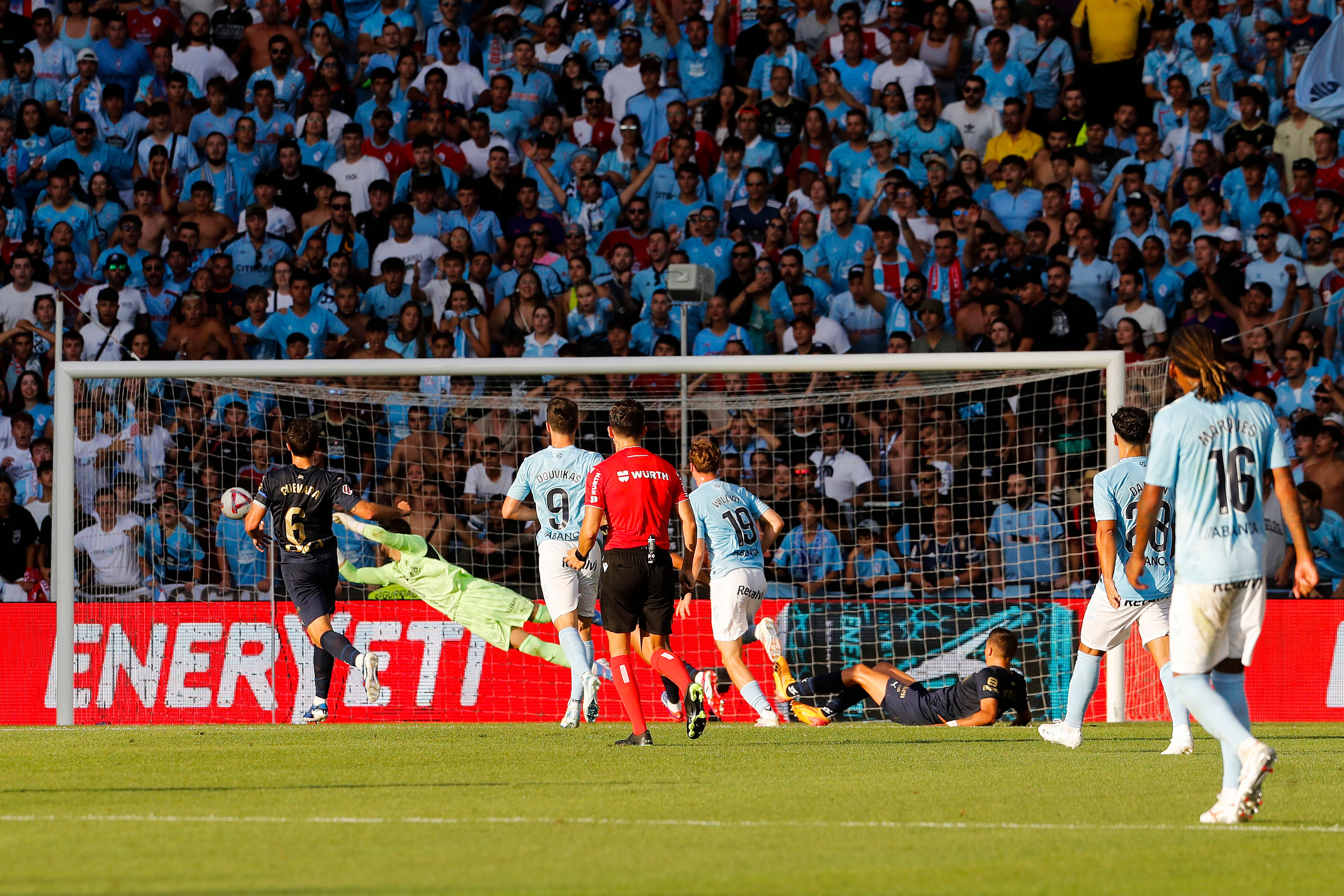 VIGO (PONTEVEDRA), 16/08/2024.- El delantero sueco del Celta de Vigo Williot Swedberg (5i) consigue el primer gol de su equipo ante al Alavés en el partido de LaLiga disputado este viernes en el estadio Balaidos de Vigo. EFE / Salvador Sas
