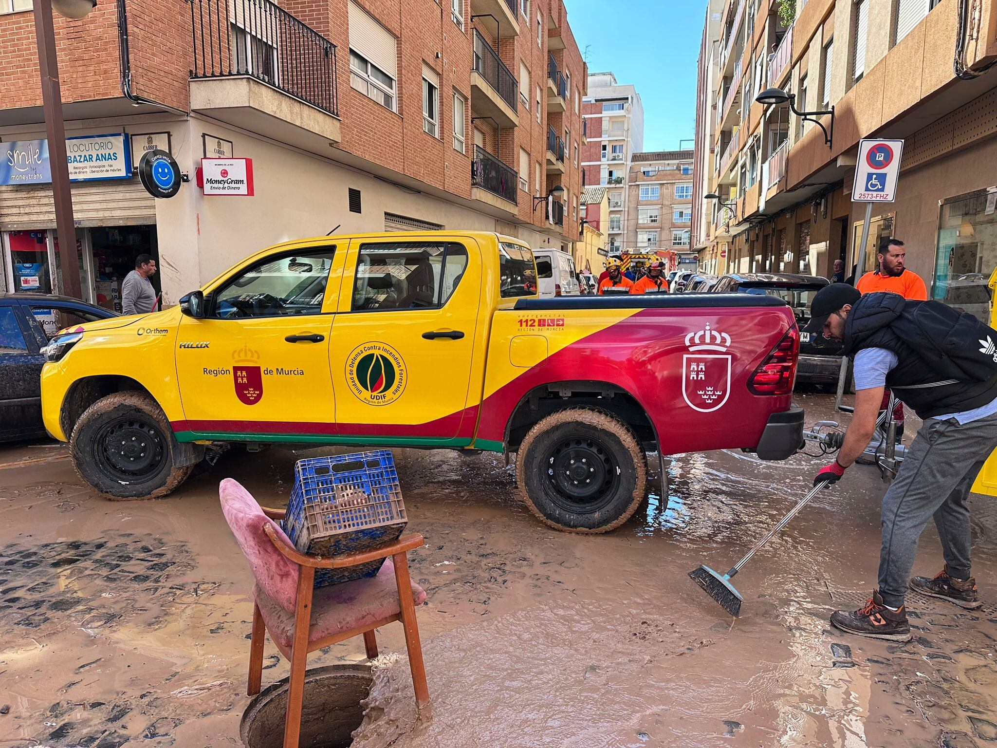 agentes medioambientales, bomberos forestales  y técnicos del la Región de Murcia comparten con los voluntarios de Algemesí los esfuerzos por ayudar a su población