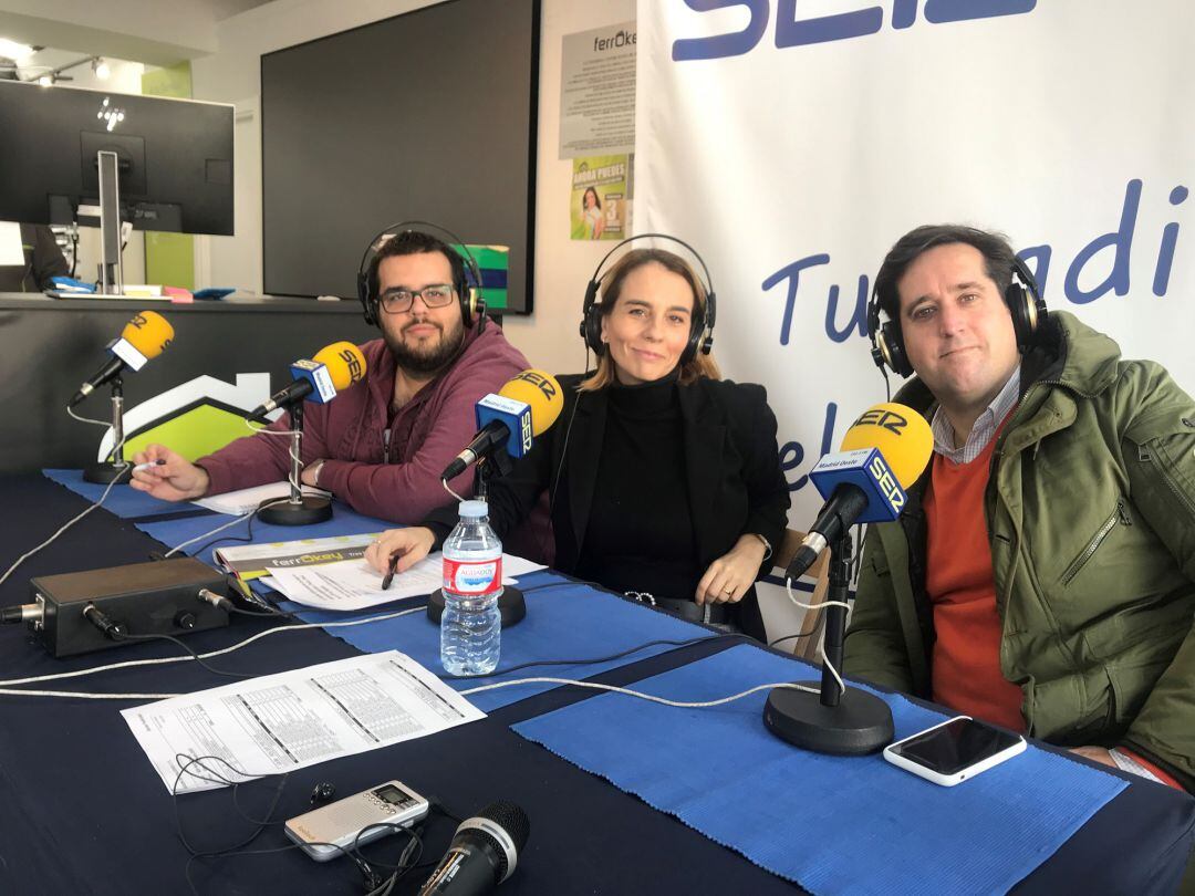 Los periodistas Rubén Sánchez, Ana Iriarte y Gustavo Muñana