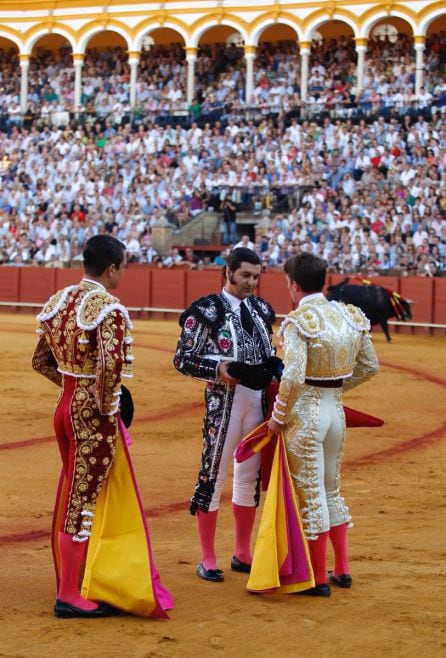 Alfonso Cadaval en el momento de recibir la alternativa