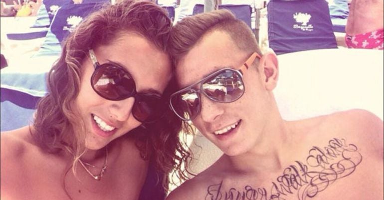 Lucas Digne luce tatuaje en una playa