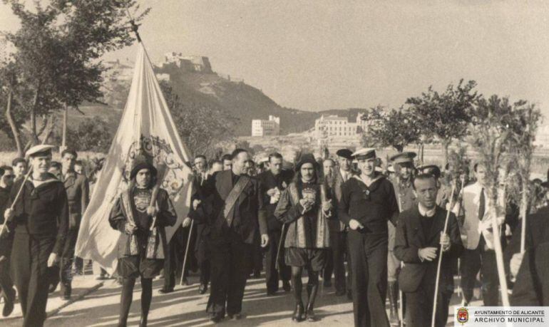 Autoridades de camino a la Santa Faz en la romeria de 1944