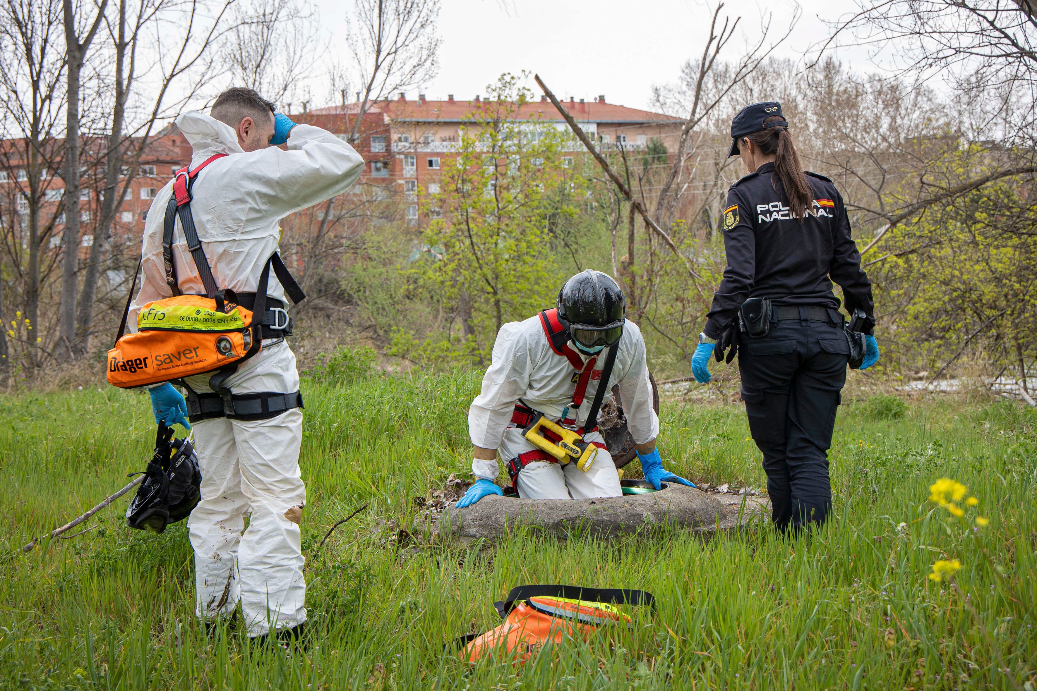 LOGROÑO, 20/03/2024.- Este miércoles ha intensificado su trabajo la unidad especial de subsuelo y protección ambiental de la Policía Nacional, que se encarga de revisar el alcantarillado y otras zona de difícil acceso en el entorno del Palacio de Congresos, Riojaforum, cerca del río Ebro, en la búsqueda de Javier Márquez, el joven desaparecido durante la madrugada del pasado 2 de marzo. EFE/Raquel Manzanares
