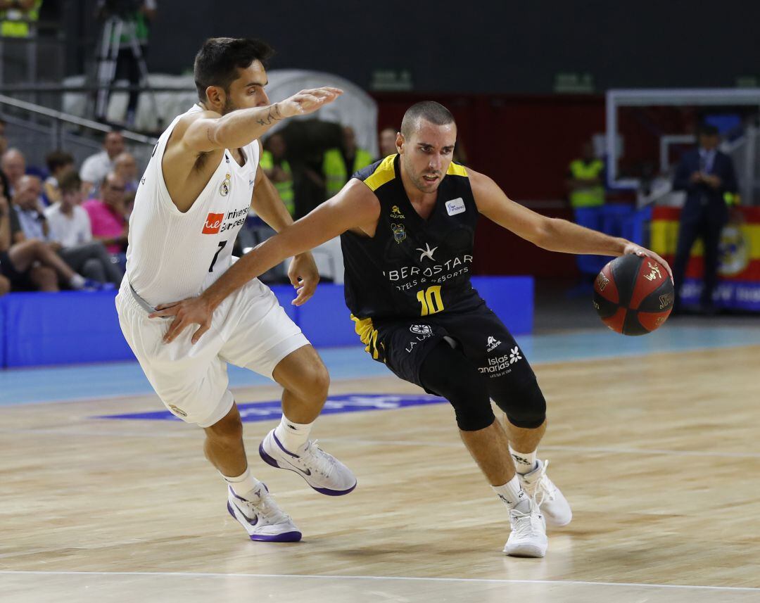 Bassas trata de rebasar a Campazzo en el encuentro celebrado en Madrid