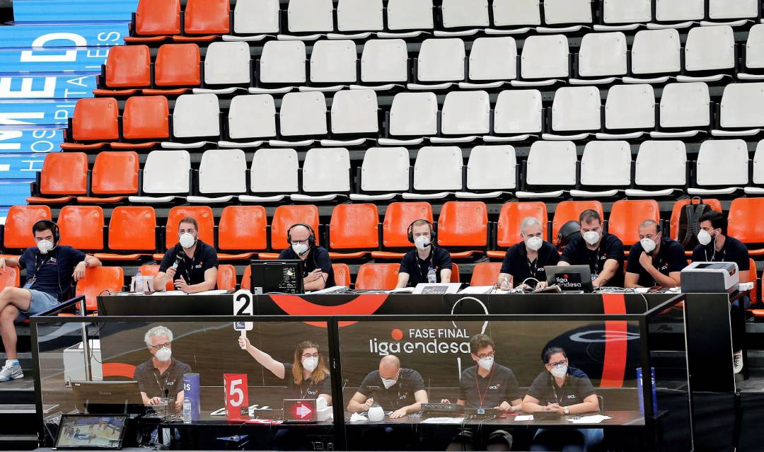 GRAFCVA6041. VALENCIA, Los encargados de la mesa de anotaciones en esta fase final de la Liga ACB durante el primer partido de la segunda jornada que disputan Mora Banc Andorra y Valencia Basket Club en el pabellón de la Fuente de San Luis de Valéncia. EFE, Manuel Bruque