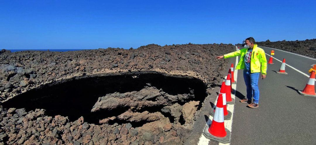 El consejero de Obras Públicas del Cabildo de Lanzarote, Jacobo Medina, junto al socavón.