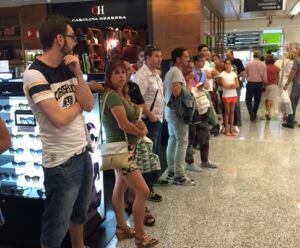 Seguidores de La Cámara haciendo cola en El Corte Inglés de la Plaza del Duque a la espera de que El Yuyu y los suyos le firmaran sus ejemplares del libro-cd con los mejores gags