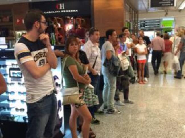 Seguidores de La Cámara haciendo cola en El Corte Inglés de la Plaza del Duque a la espera de que El Yuyu y los suyos le firmaran sus ejemplares del libro-cd con los mejores gags