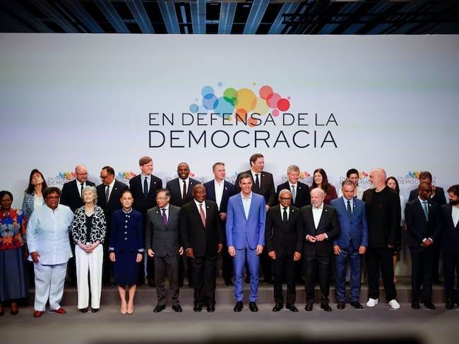 BARCELONA (ESPAÑA), 18/04/2026.- El presidente del Gobierno, Pedro Sánchez (c), posa para la foto de familia con el resto de asistentes a la IV Cumbre en Defensa de la Democracia celebrada este sábado en Fira de Barcelona para unir fuerzas e intentar parar la ola global de extremismo y populismo. EFE/Alberto Estévez