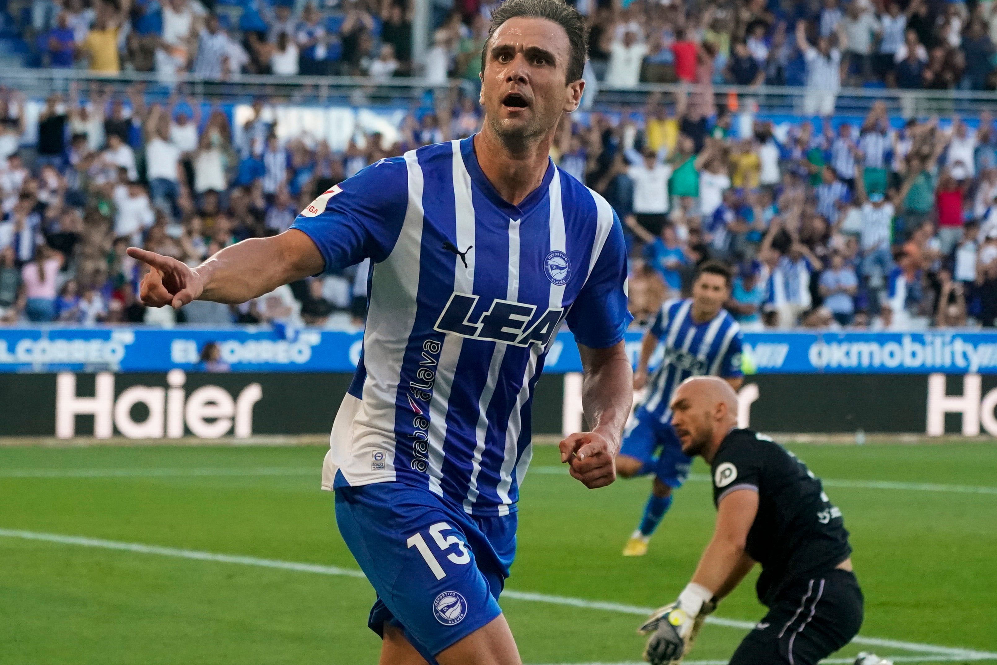 Kike García celebra tras anotar ante el Sevilla, durante el encuentro correspondiente a la segunda jornada de la LaLiga EA Sports entre el Deportivo Alavés y el Sevilla FC disputado este lunes en el estadio de Mendizorroza.