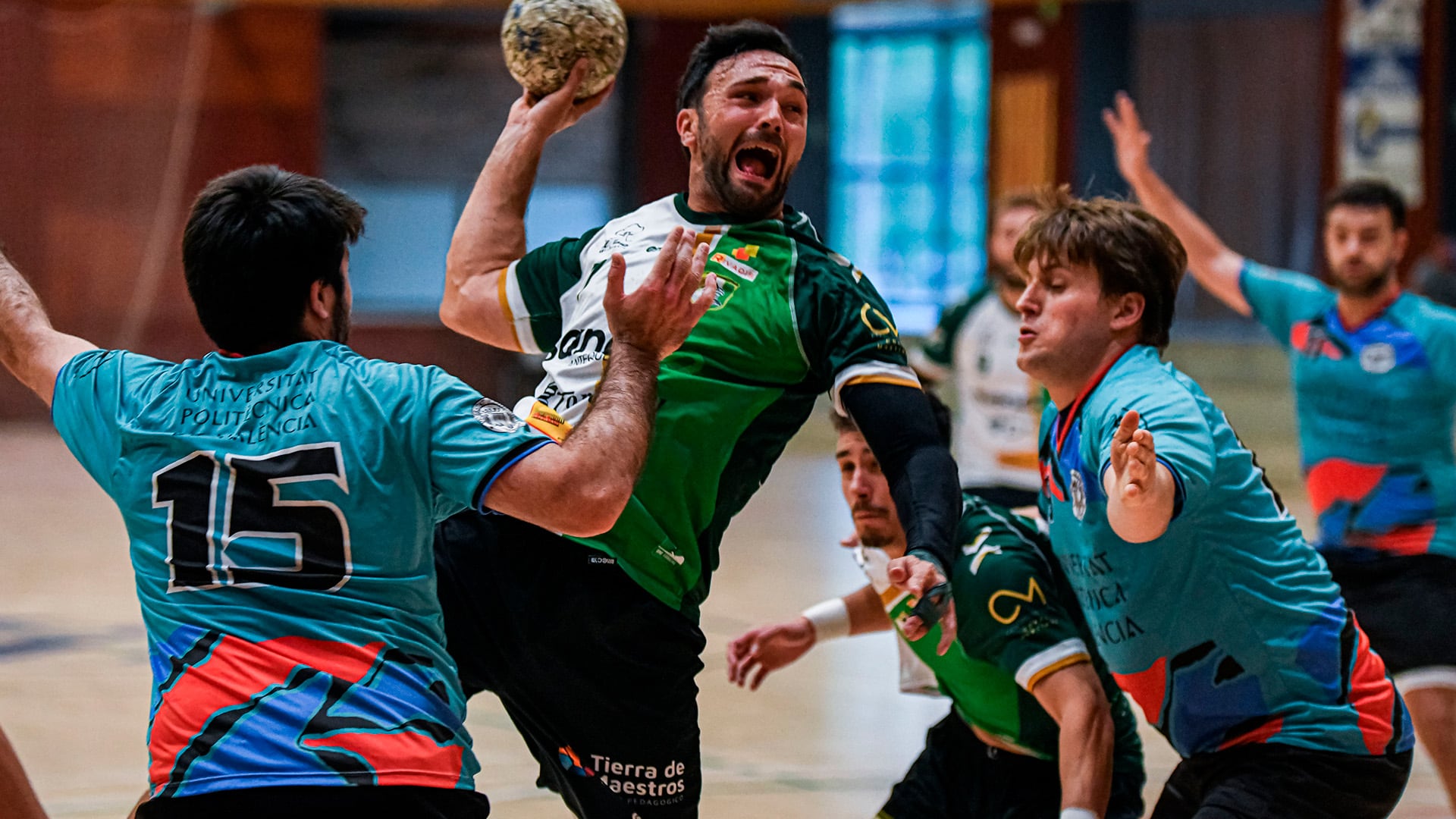 Lanzamiento de Javi González, del Sano Antequera frente al UPV El Pilar