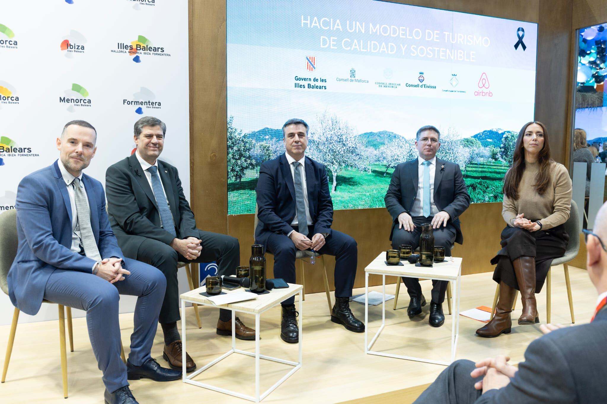 Imagen de la mesa redonda sobre intrusismo en Fitur