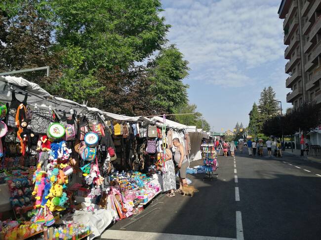 Chiringuitos en la calle Serrablo durante las Fiestas de Santiago