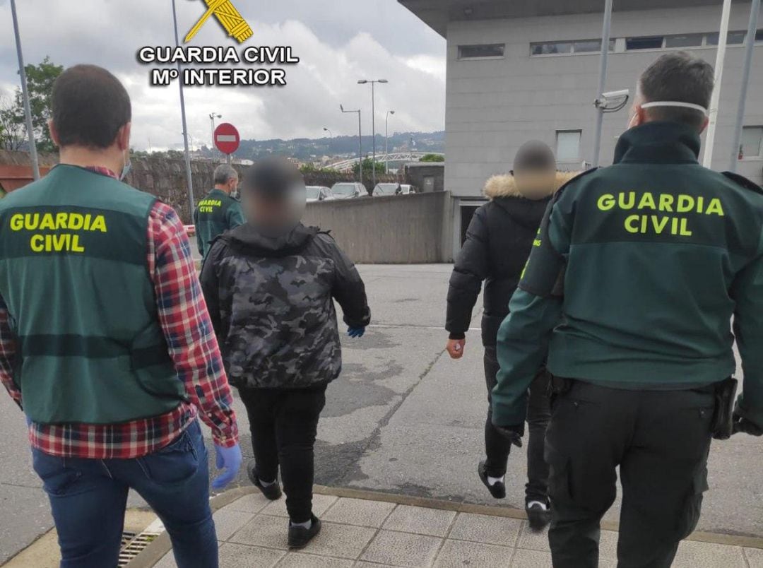 Un grupo de agentes escolta a los investigados en las Dependencias de la Guardia Civil de Pontevedra