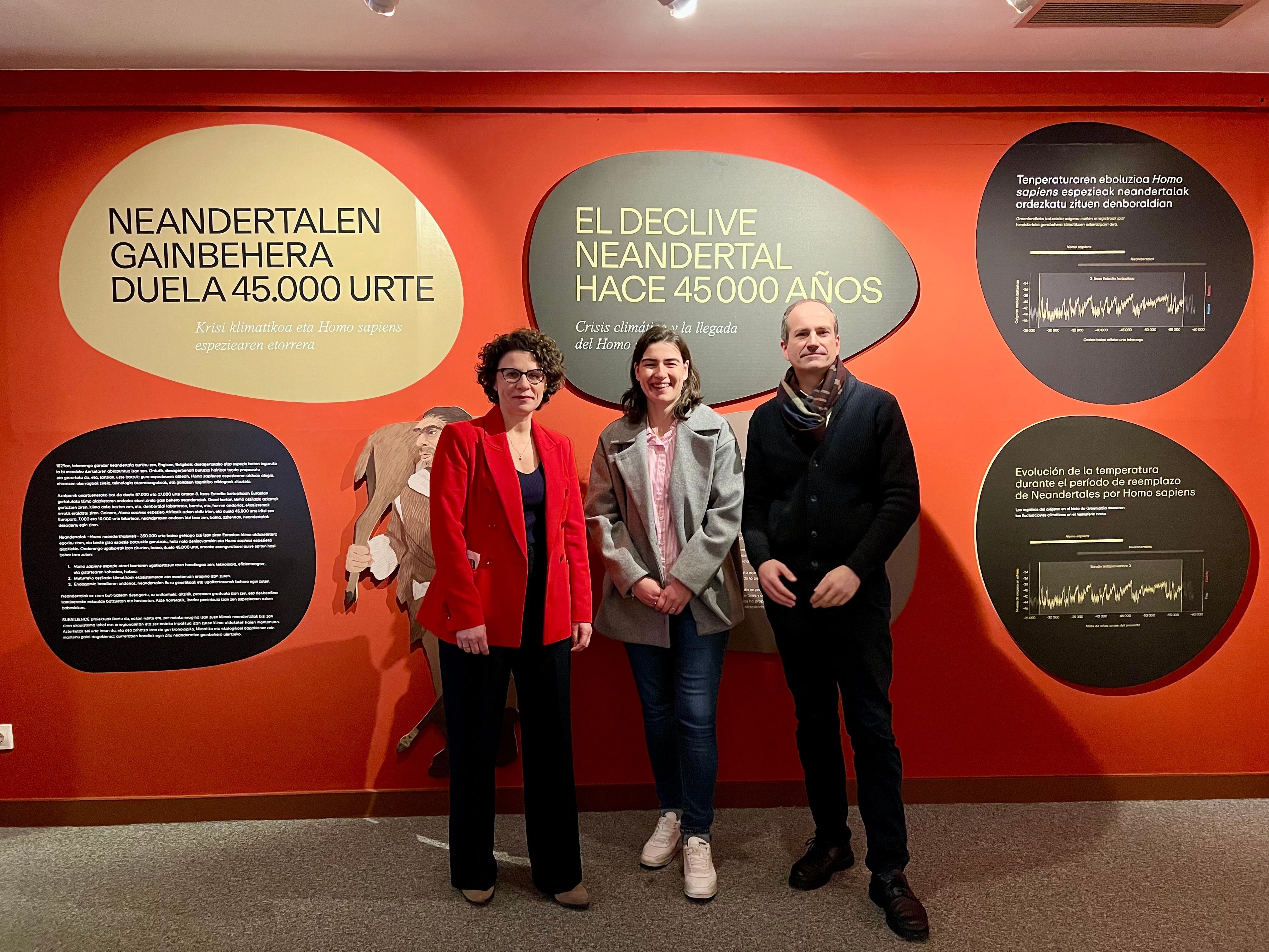 La directora del proyecto SUBSILIENCE, la profesora Ana B. Marín-Arroyo junto a la primera teniente de alcaldesa, Nuria Alzaga y el director del Museo Oiasso, Juanjo Jiménez.