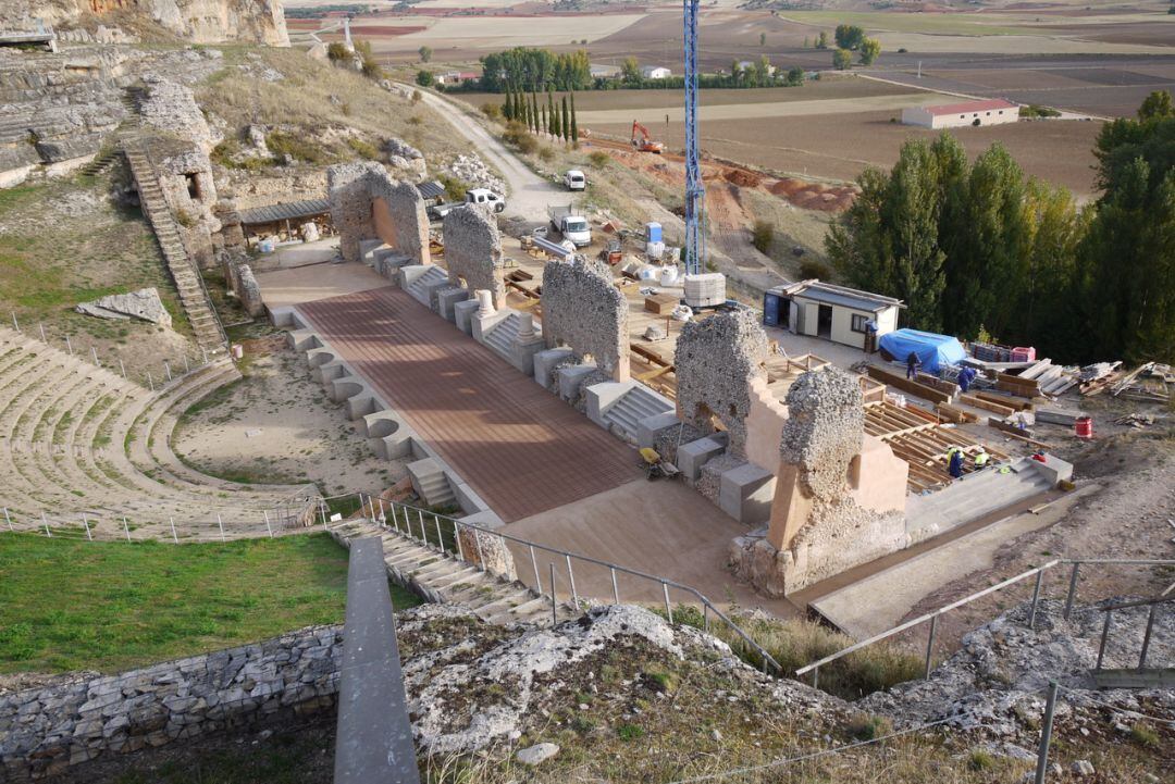 La escena y el postescenio del teatro de Clunia son el objeto de las obras de la segunda fase de la restauración de este enclave