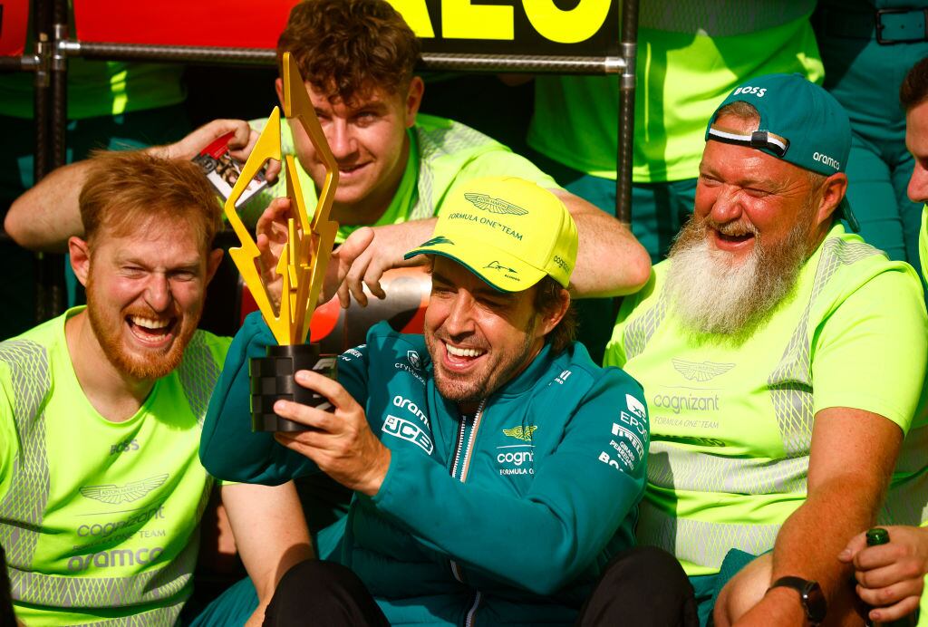 Fernando Alonso (Aston Martin) celebra su segundo puesto en el Gran Premio de Canadá de Fórmula 1 junto a &#039;Zanahorio&#039; (Mark Watson) y otros mecánicos.