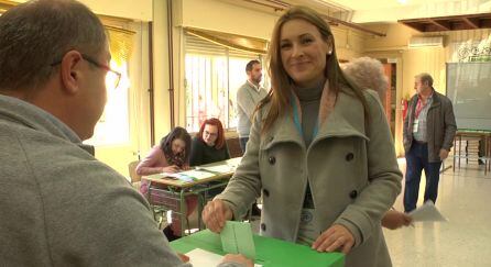 La presidenta del PP de Cazorla, Maria José Lara votó en el centro de FP