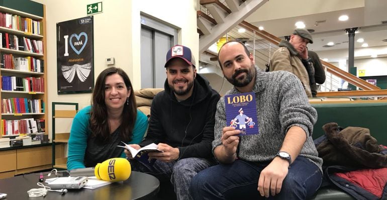 Virginia Sarmiento, Diego Ojeda y Víctor Alfaro, en la Casa del Libro.