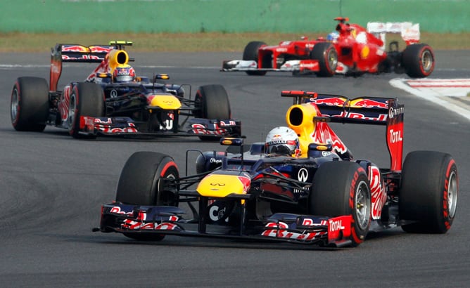 Vettel (1º), Webber (2º) y Alonso (3º) pelean en los primeros puestos de la carrera