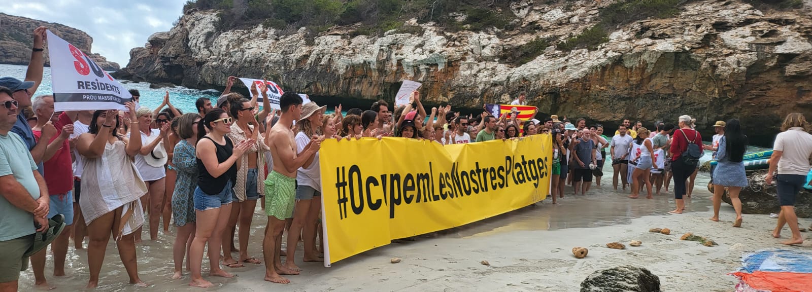 Más de trescientos residentes se concentraron en Caló des Moro en protesta contra la saturación turística.