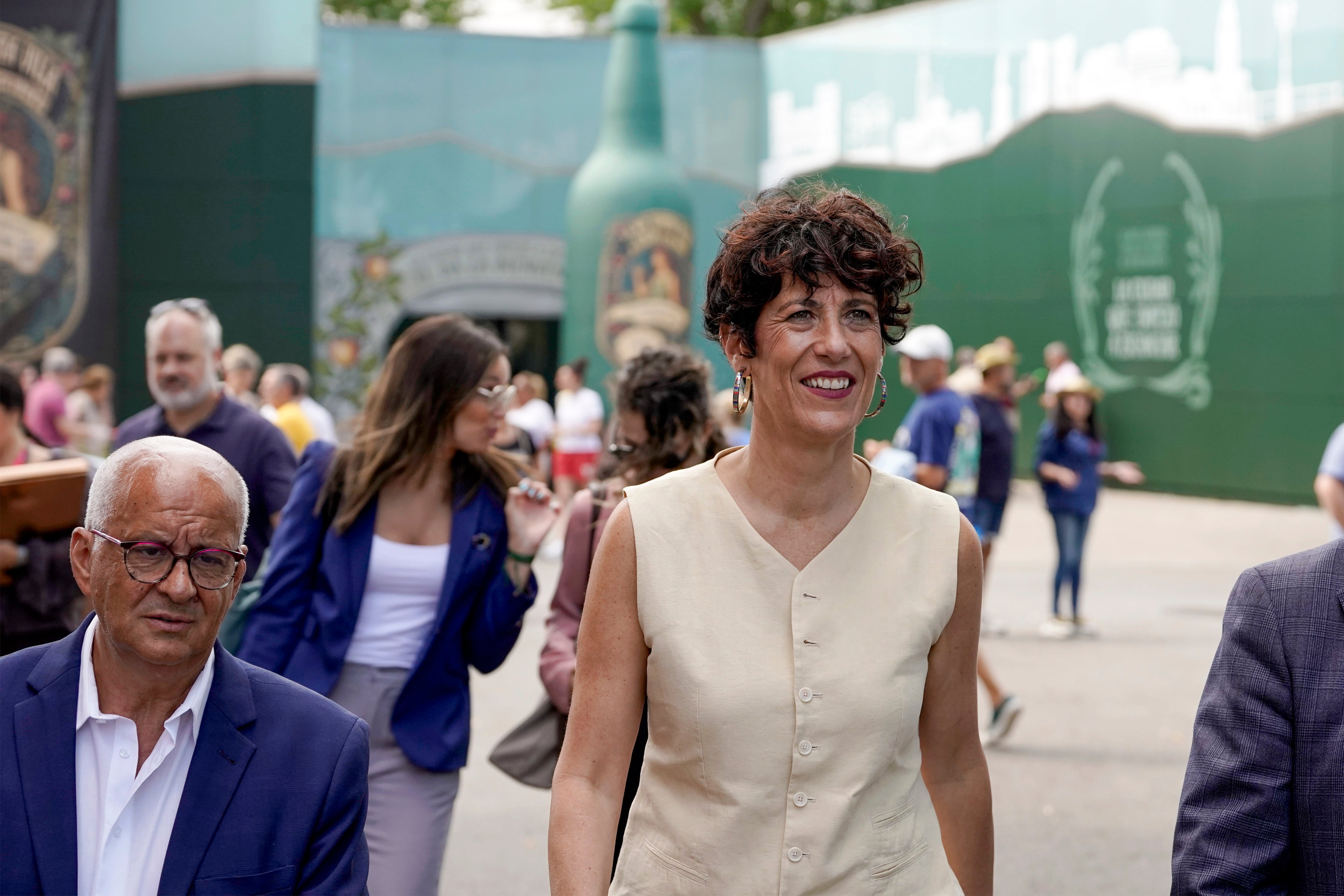 GIJÓN (ASTURIAS), 06/08/2025.- El presidente del Consejo General de Graduados Sociales de España, Joaquín Merchán (i), en el acto de inauguración de la celebración del Centenario de la Profesión de Graduado Social, este miércoles en Gijón, acompañado por la ministra de Inclusión, Seguridad Social y Migraciones, Elma Saiz, quien ha señalado que el sistema de pensiones en España &quot;está garantizado&quot; y es &quot;sostenible&quot;, todo ello apoyado con el &quot;rigor de los datos&quot;. EFE/Paco Paredes
