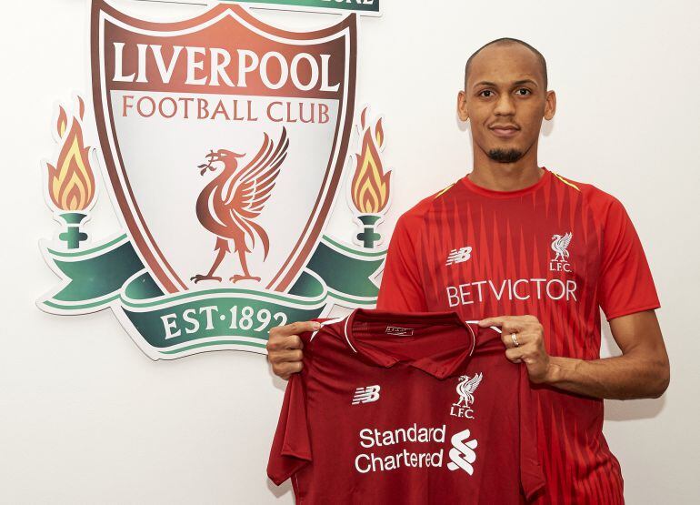 Fabinho posa con su nueva camiseta