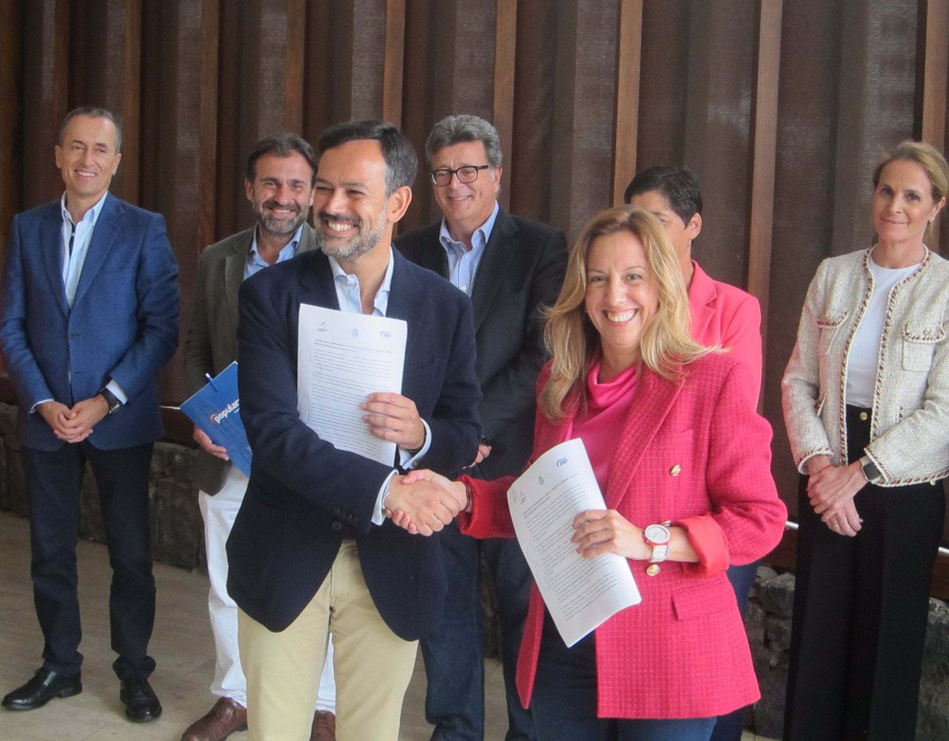 El candidato del PP a la Presidencia del Cabildo de Tenerife, Lope Afonso, y la candidata de CC, Rosa Dávila, en la firma del pacto de gobierno - EUROPA PRESS