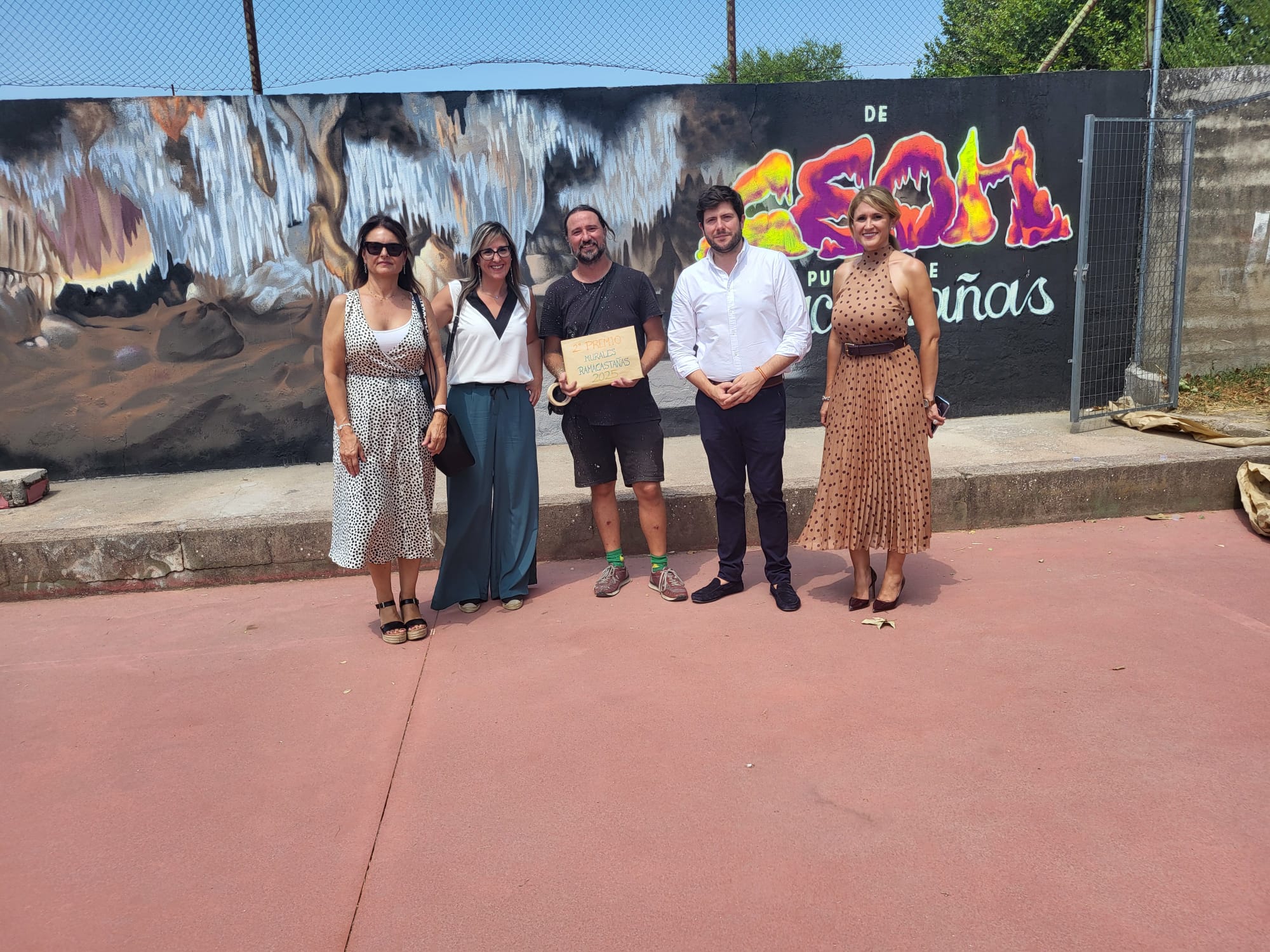 El ganador recibiendo el premio de las autoridades municipales de Arenas y Ramacastañas