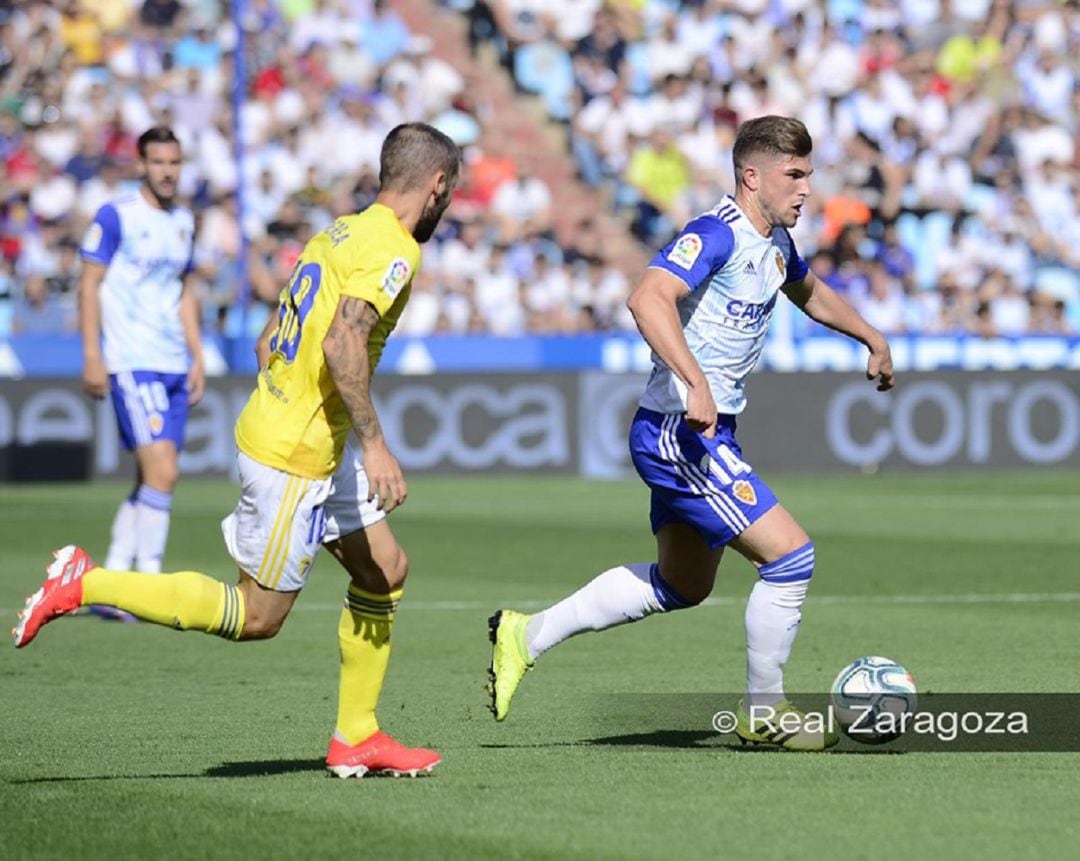 Guti conduce el balón en el último partido jugado en La Romareda