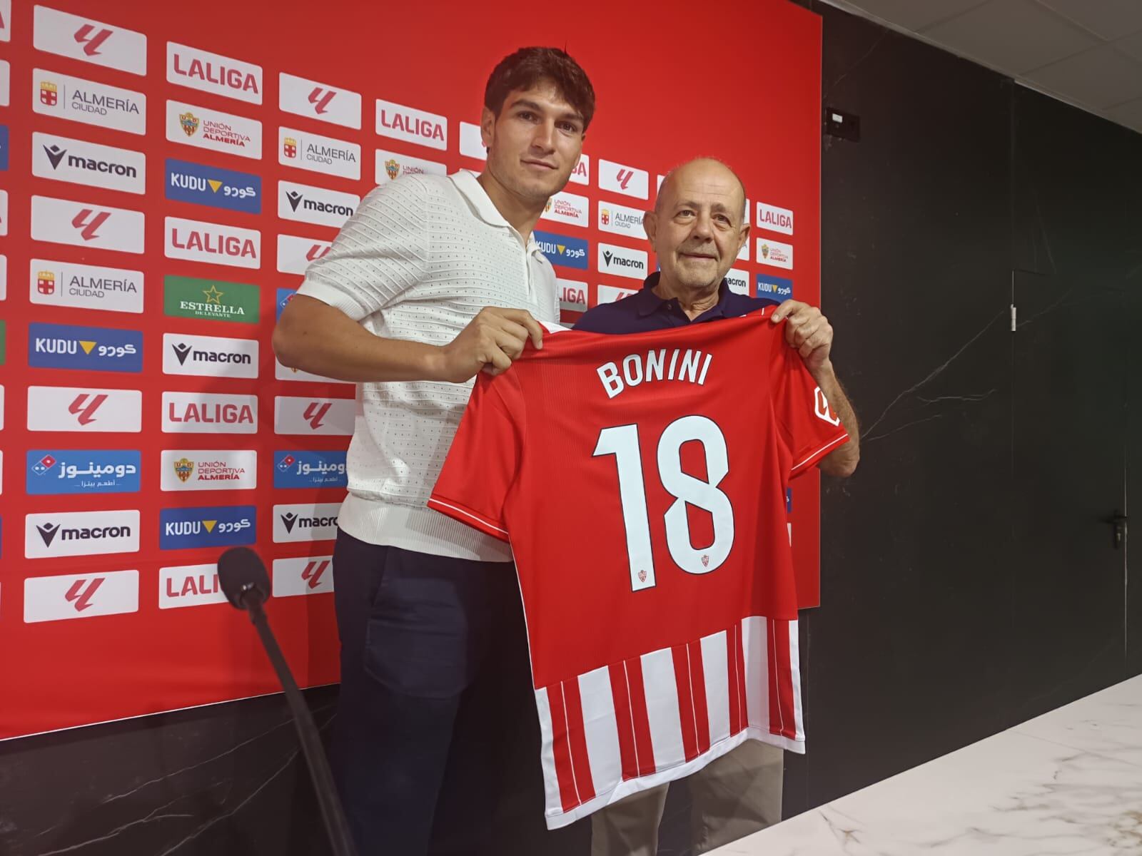 Bonini con Mariano Blanco en la presentación del central italiano como nuevo futbolista del Almería.