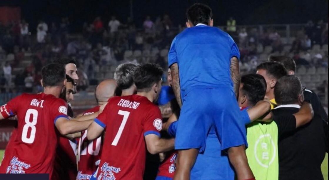 La plantilla celebra un gol