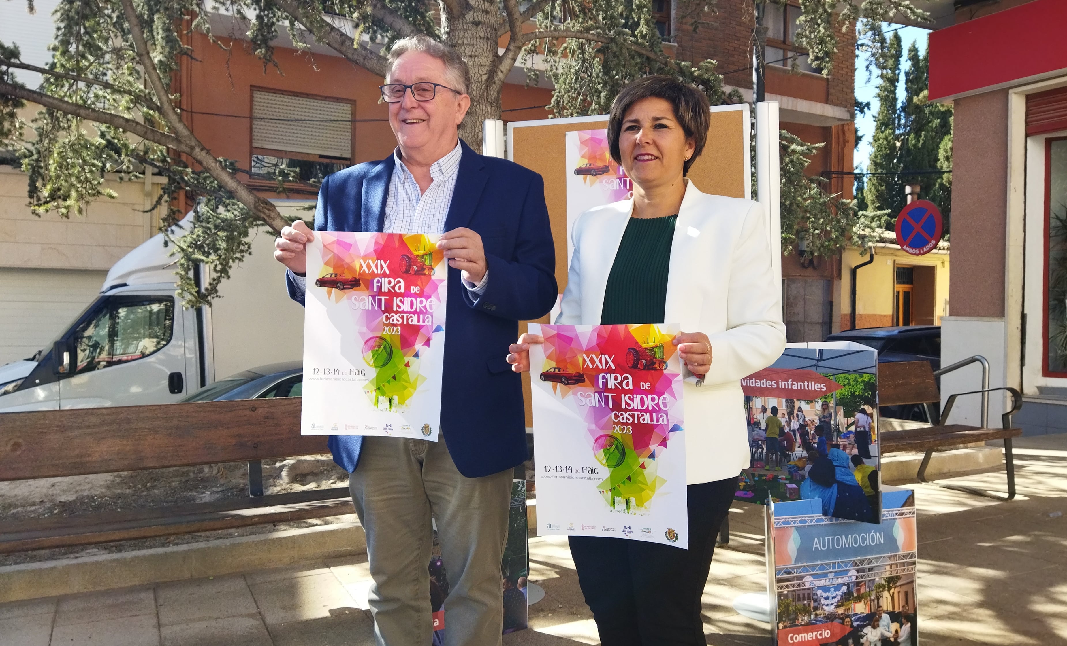 Antonio Bernabeu, alcalde de Castalla, y Maite Gimeno, edil de Turismo, presentando el cartel que anuncia la XXIX Fira de Sant Isidre