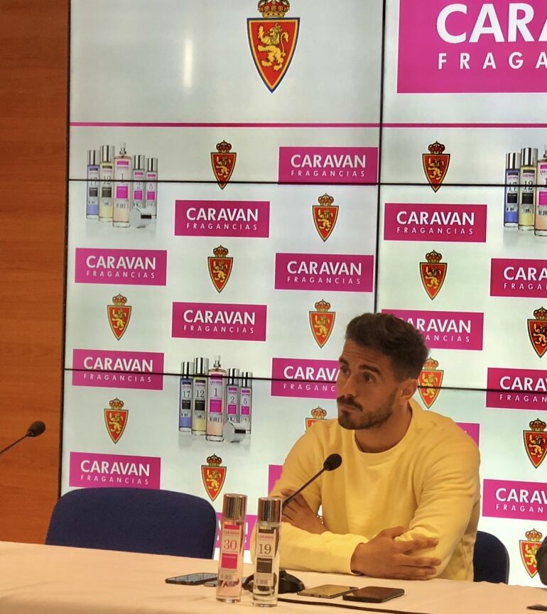 Javi Ros, durante su comparecencia en la sede del patroicinador del Real Zaragoza