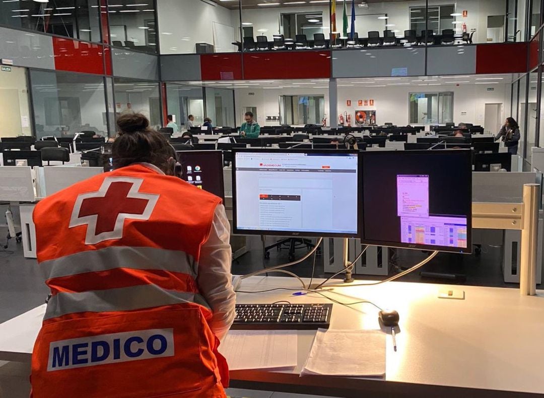 Profesionales del 112 Andalucía atendiendo una emergencia