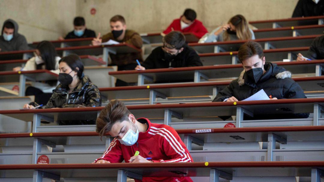  Estudiantes durante un examen. 