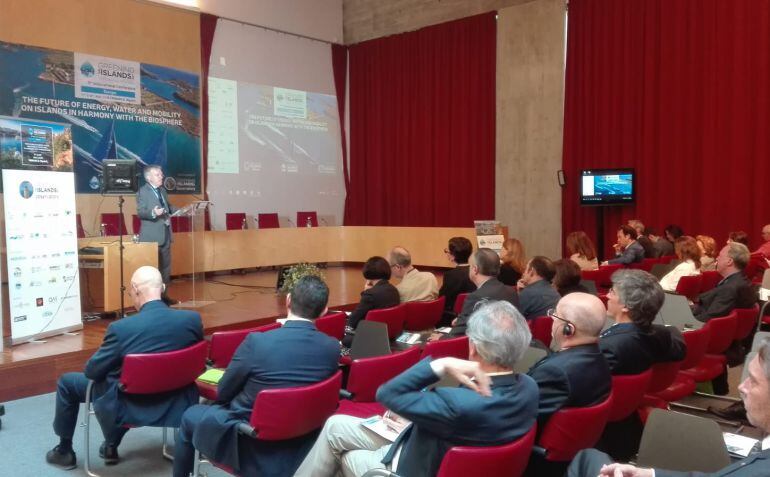 José Donoso expuso la importancia de las islas como territorios de pruebas piloto.