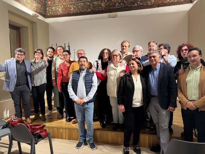 Alfredo Moreno posa junto con su renovada comitiva en abril de este año.