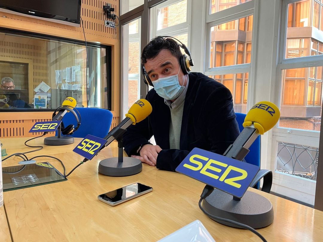 Ginés Ruiz Maciá, concejal de Podemos, en los estudios de Radio Murcia